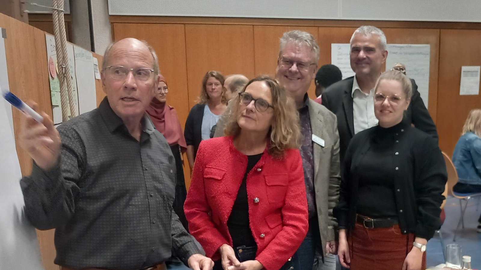 Dieter Baum (links) erklärt mit den Mitgliedern seiner Arbeitsgruppe Bürgermeister Holger Albrich (Dritter von rechts) und dem Projekt-Initiator Patrick Schneider (rechts), wie Interessenten angesprochen werden können. Foto: Glemser Dieter Baum (links) erklärt mit den Mitgliedern seiner Arbeitsgruppe Bürgermeister Holger Albrich (Dritter von rechts) und dem Projekt-Initiator Patrick Schneider (rechts), wie Interessenten angesprochen werden können. Foto: Glemser