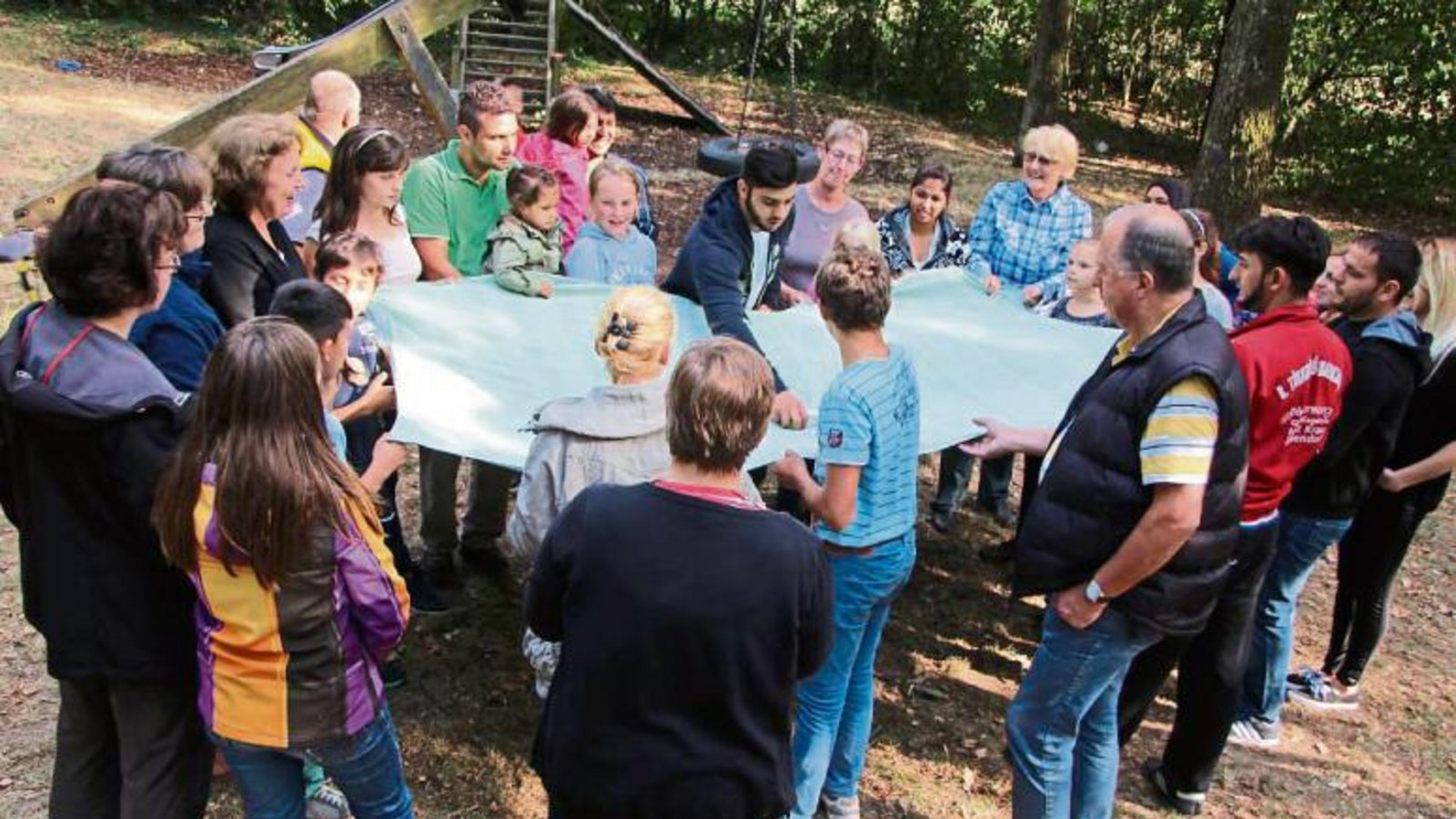 Bei diesem Spiel muss eine Kugel durch eine Pappröhre balanciert werden.  Foto: Gergen