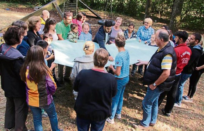 Bei diesem Spiel muss eine Kugel durch eine Pappröhre balanciert werden.  Foto: Gergen