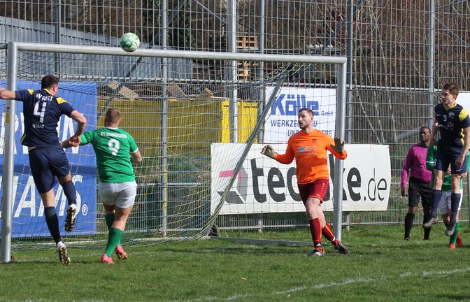 Eine der wenigen Torchancen des SV Riet vergibt Rico Stark (links) in dieser Szene gegen den VfL Gemmrigheim II. <span class='image-autor'>Foto: Dittrich</span>