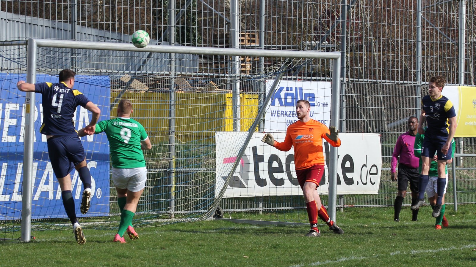 Eine der wenigen Torchancen des SV Riet vergibt Rico Stark (links) in dieser Szene gegen den VfL Gemmrigheim II. Foto: Dittrich Eine der wenigen Torchancen des SV Riet vergibt Rico Stark (links) in dieser Szene gegen den VfL Gemmrigheim II. Foto: Dittrich