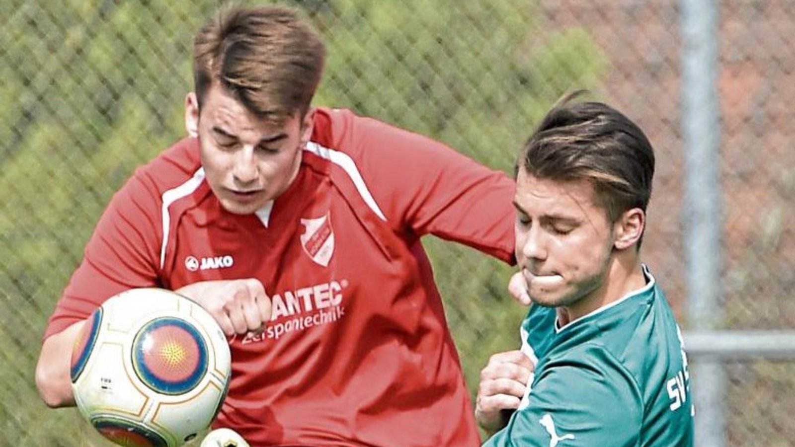 Daniel Stierle (links) ist der kreative, schussgewaltige und torgefährliche Kopf im Mittelfeld beim Fußball-B-Ligisten SV Horrheim.  Foto: Archiv/Leitner