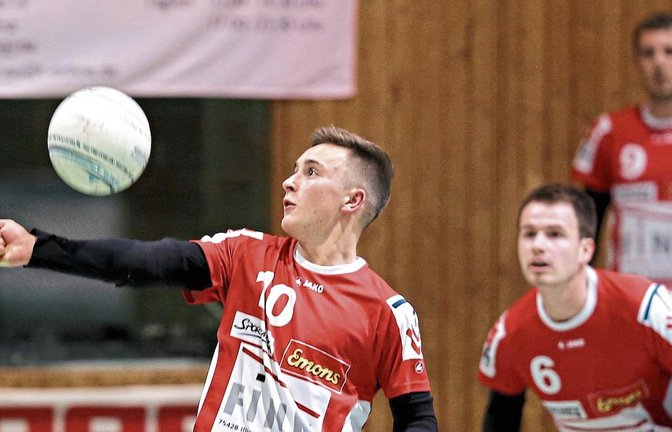 Beobachtet von Abwehrspieler Tobias Rommel (Mitte) legt Jacob Jungclaussen für Angreifer Michael Krauß auf. Der TV Vaihingen gewinnt glatt in fünf Sätzen gegen Waldrennach. Foto: Küppers