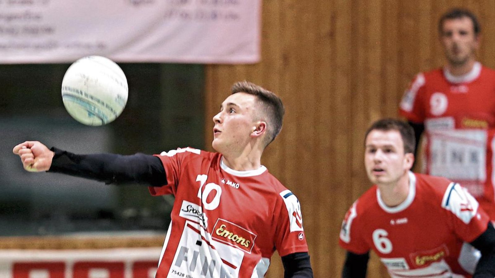 Beobachtet von Abwehrspieler Tobias Rommel (Mitte) legt Jacob Jungclaussen für Angreifer Michael Krauß auf. Der TV Vaihingen gewinnt glatt in fünf Sätzen gegen Waldrennach. Foto: Küppers Beobachtet von Abwehrspieler Tobias Rommel (Mitte) legt Jacob Jungclaussen für Angreifer Michael Krauß auf. Der TV Vaihingen gewinnt glatt in fünf Sätzen gegen Waldrennach. Foto: Küppers