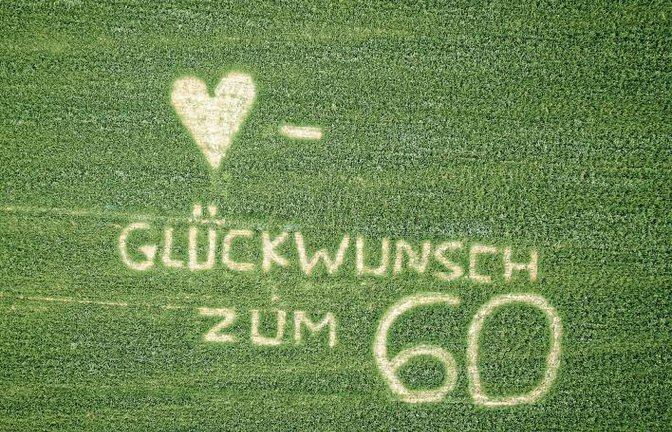 Der Wunsch zum 60. Geburtstag für eine Enzweihingerin wurde in das Ackerfutter gemäht. Foto: p