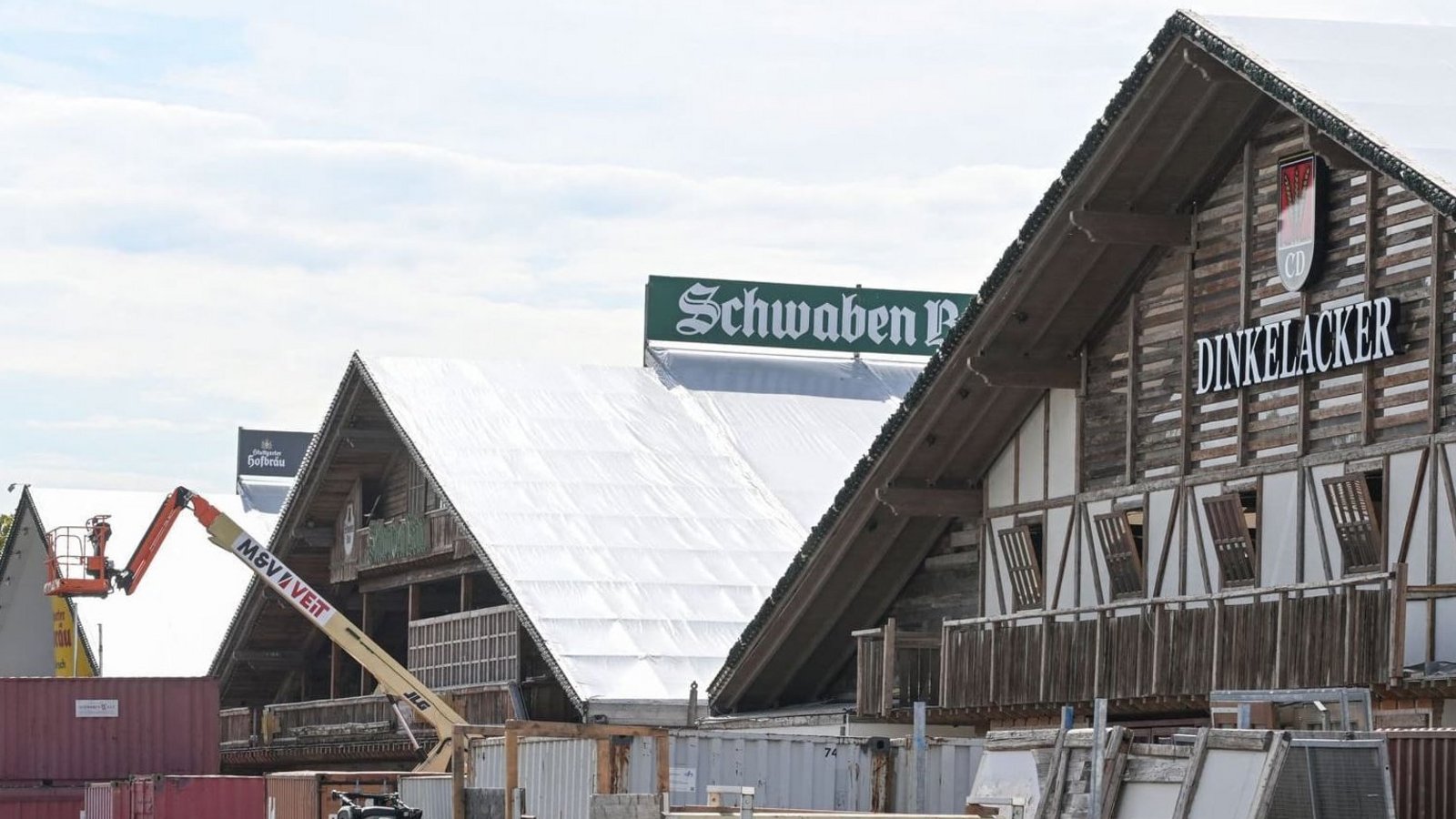 Festzelte werden auf dem Festgelände Cannstatter Wasen aufgebaut. (zu dpa: «Los geht’s auf dem Cannstatter Wasen: Was Besucher erwartet»)Bernd Weißbrod/dpa Festzelte werden auf dem Festgelände Cannstatter Wasen aufgebaut. (zu dpa: «Los geht’s auf dem Cannstatter Wasen: Was Besucher erwartet»)Bernd Weißbrod/dpa
