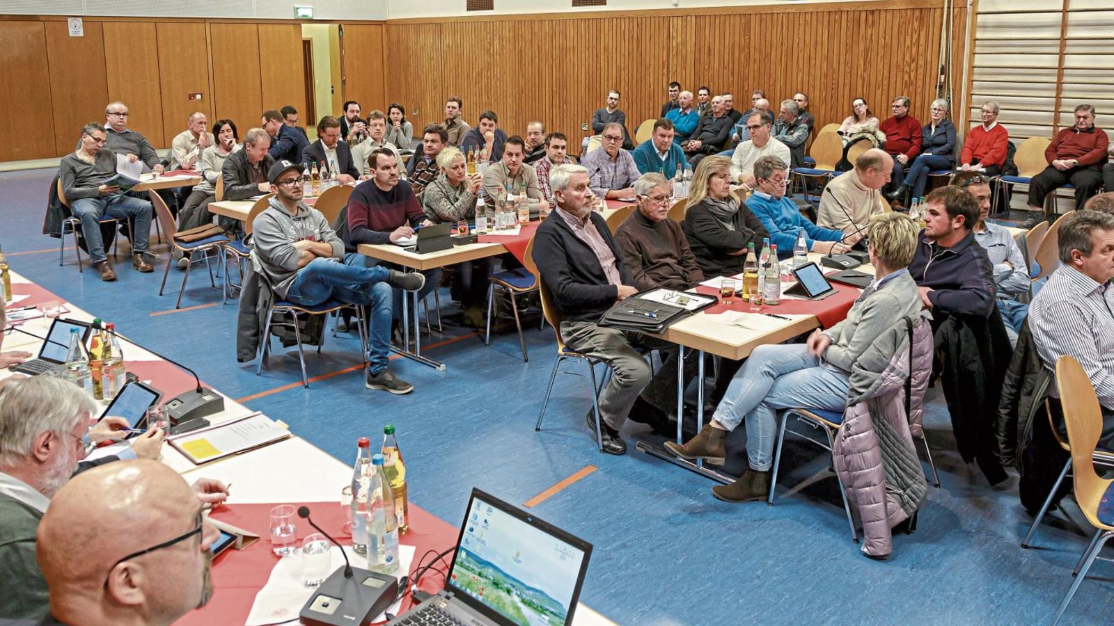 Bei der gemeinsamen Ortschaftsrats- und Bezirksbeiratssitzung in der Kleinsachsenheimer Mehrzweckhalle konferierten die Entscheidungsträger der Stadt. Foto: Pangerl Bei der gemeinsamen Ortschaftsrats- und Bezirksbeiratssitzung in der Kleinsachsenheimer Mehrzweckhalle konferierten die Entscheidungsträger der Stadt. Foto: Pangerl