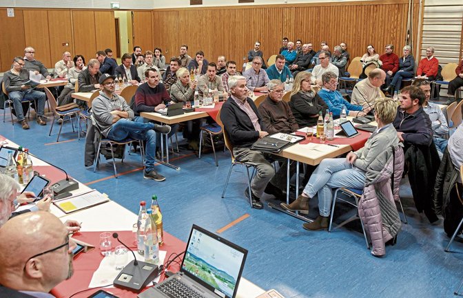 Bei der gemeinsamen Ortschaftsrats- und Bezirksbeiratssitzung in der Kleinsachsenheimer Mehrzweckhalle konferierten die Entscheidungsträger der Stadt. Foto: Pangerl