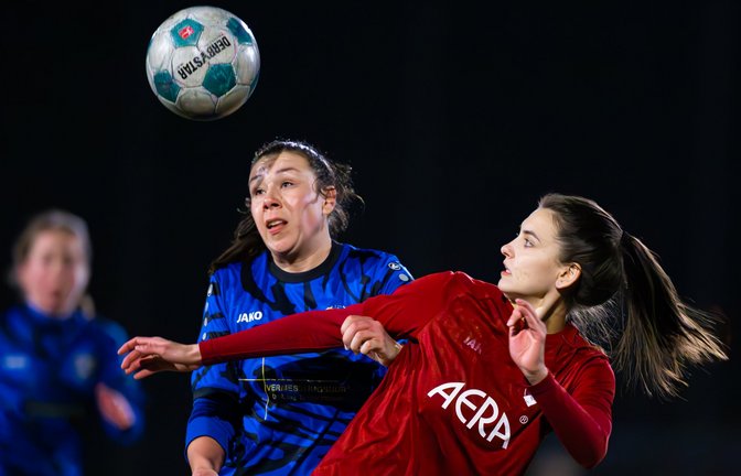 Den Ball und den Finaleinzug fest im Blick hat in dieser Szene Romy Truckseß (rechts) vom SV Horrheim. <span class='image-autor'>Foto: Krause</span>