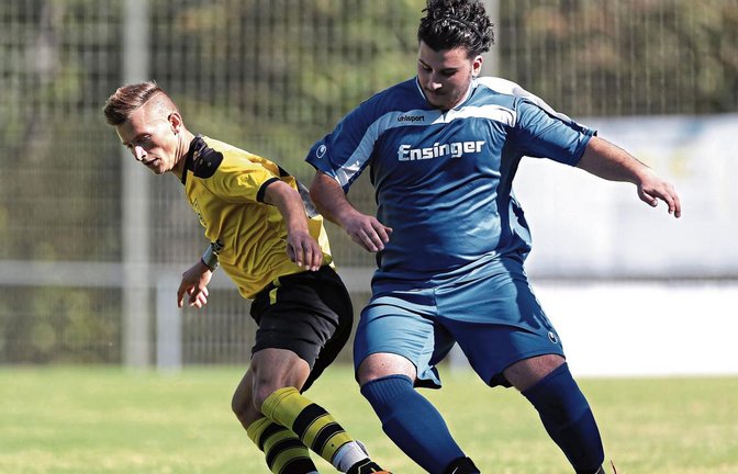 Der TSV Ensingen (links Granit Isafi) hat in der Hinrunde die meisten Treffer in der B 7 erzielt – sieben davon gegen Gündelbach. Foto: Küppers