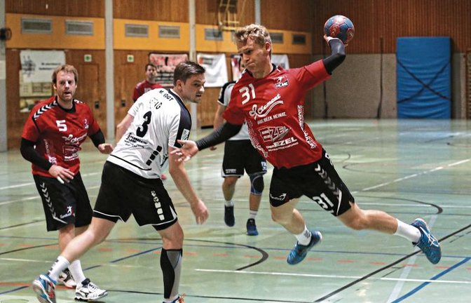 Adrian Rudolph wirft das 10:12, Matthias Schwarz (links) und Matthias Vogt schauen zu.  Foto: Küppers