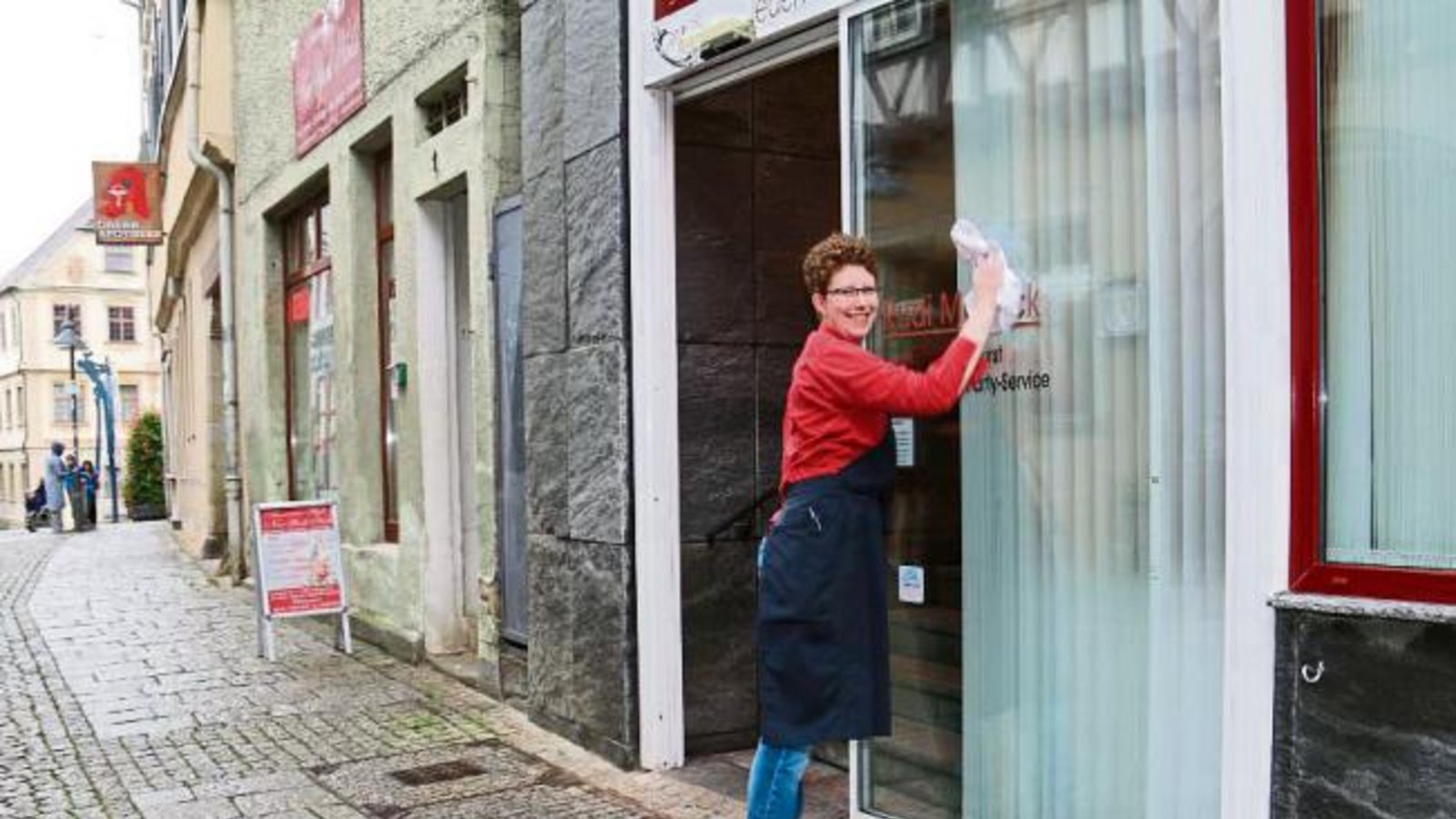 Auch in der Vaihinger Fußgängerzone wird für den Maientag geputzt.  Foto: Rücker