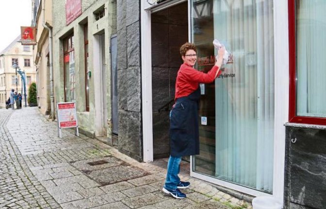 Auch in der Vaihinger Fußgängerzone wird für den Maientag geputzt.  Foto: Rücker