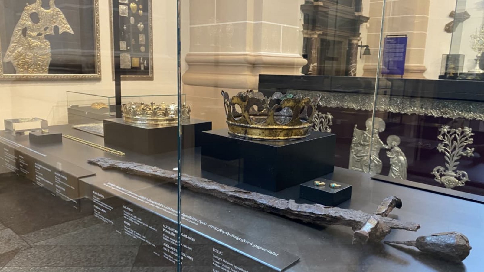 Die wiederentdeckten Kronen und Insignien von litauisch-polnischen und österreichischen Herrschern sind in einem Schaukasten im Museum des kirchlichen Erbes in Vilnius ausgestellt.Alexander Welscher/dpa Die wiederentdeckten Kronen und Insignien von litauisch-polnischen und österreichischen Herrschern sind in einem Schaukasten im Museum des kirchlichen Erbes in Vilnius ausgestellt.Alexander Welscher/dpa