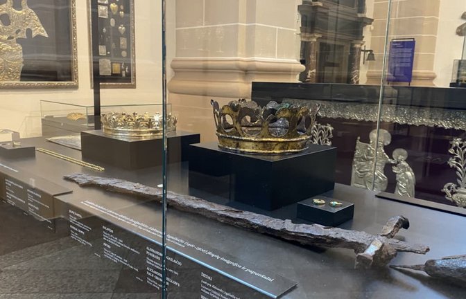 Die wiederentdeckten Kronen und Insignien von litauisch-polnischen und österreichischen Herrschern sind in einem Schaukasten im Museum des kirchlichen Erbes in Vilnius ausgestellt.<span class='image-autor'>Alexander Welscher/dpa</span>