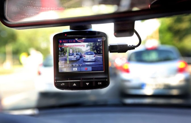 Eine Dashcam, befestigt an der Windschutzschreibe, filmt den Straßenverkehr aus einem Auto.<span class='image-autor'>Wolfgang Kumm/dpa</span>