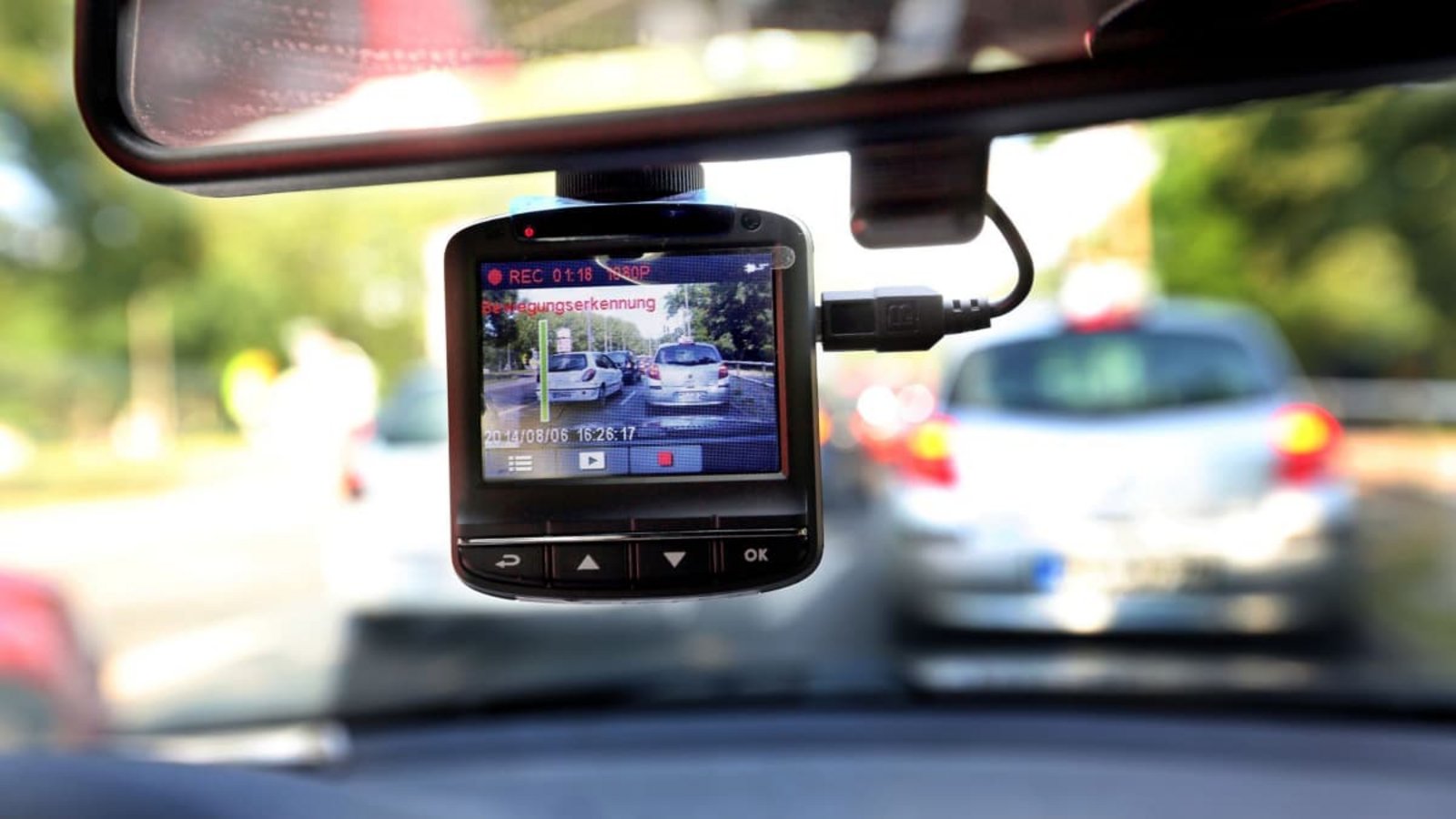 Eine Dashcam, befestigt an der Windschutzschreibe, filmt den Straßenverkehr aus einem Auto.Wolfgang Kumm/dpa Eine Dashcam, befestigt an der Windschutzschreibe, filmt den Straßenverkehr aus einem Auto.Wolfgang Kumm/dpa