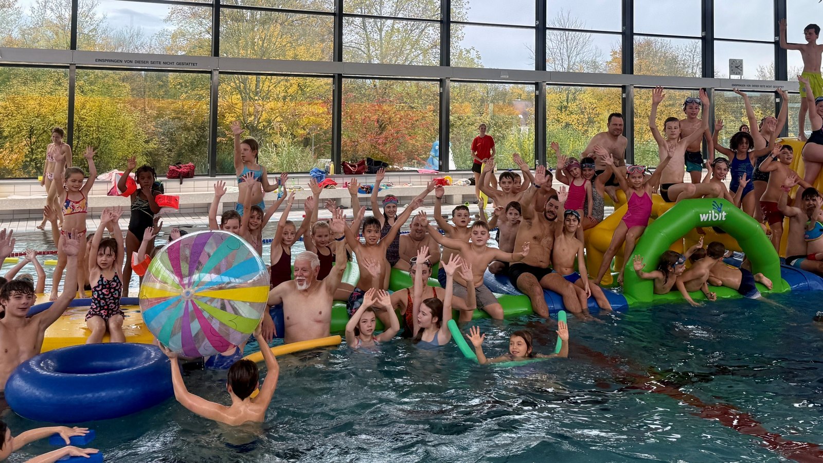 Hoch die Hände: Der neue Wasserparcours im Hallenbad Vaihingen kommt offensichtlich gut an. Foto: p Hoch die Hände: Der neue Wasserparcours im Hallenbad Vaihingen kommt offensichtlich gut an. Foto: p