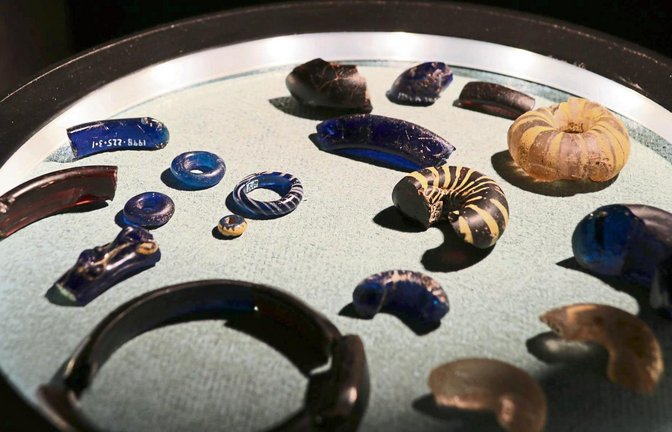 Glasringperlen der spätkeltischen Zeit vom Heidengraben, die in der Sonderausstellung im Hochdorfer Keltenmuseum zu sehen sind. Fotos: Bögel