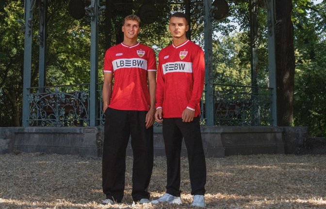 Das neue Auswärtstrikot VfB Stuttgart&nbsp;– präsentiert von Grischa Prömel und Badredine Bouanani. Es gibt auch eine Langarmversion im Shop.<span class='image-autor'>VfB Stuttgart</span>