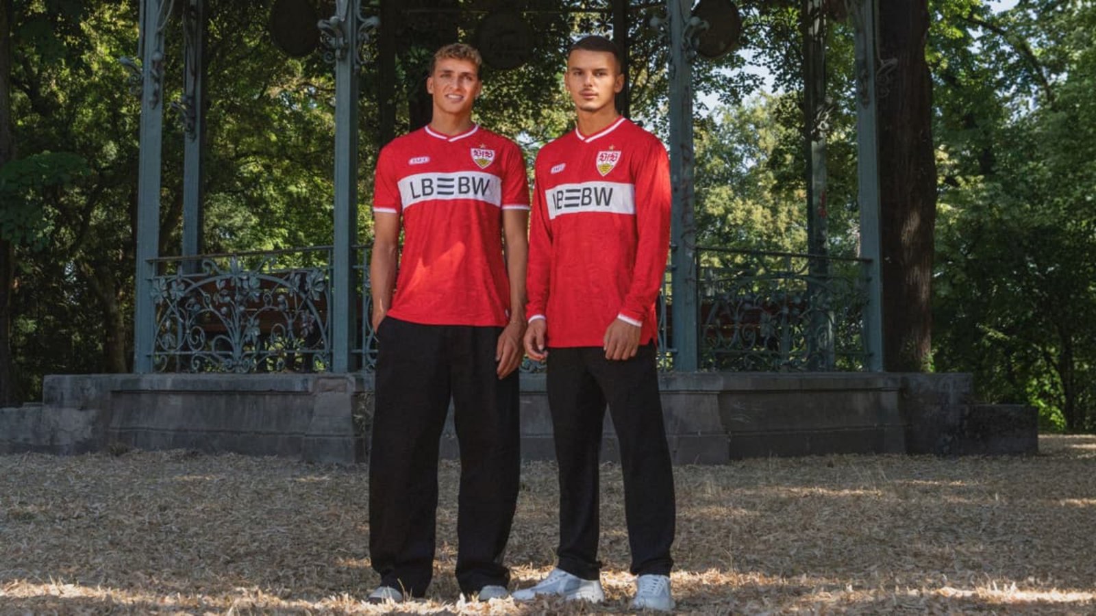 Das neue Auswärtstrikot VfB Stuttgart – präsentiert von Grischa Prömel und Badredine Bouanani. Es gibt auch eine Langarmversion im Shop.VfB Stuttgart Das neue Auswärtstrikot VfB Stuttgart – präsentiert von Grischa Prömel und Badredine Bouanani. Es gibt auch eine Langarmversion im Shop.VfB Stuttgart