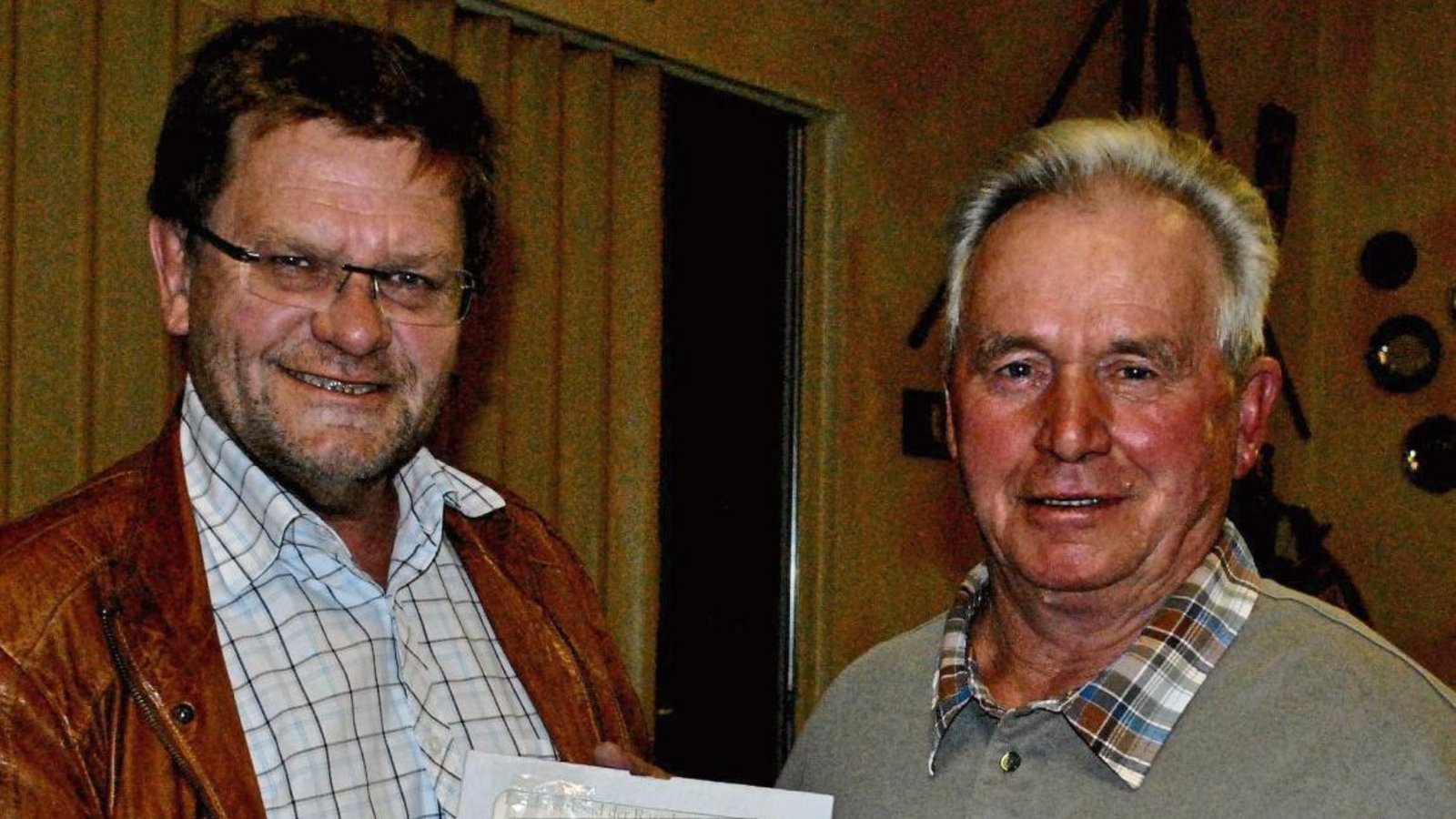 Karlheinz Oehler (links) überreicht Kurt Essich die Ehrenurkunde für langjährige Züchterarbeit. Foto: Stahlfeld