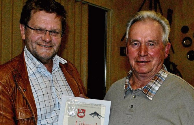 Karlheinz Oehler (links) überreicht Kurt Essich die Ehrenurkunde für langjährige Züchterarbeit. Foto: Stahlfeld