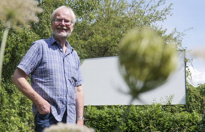 Die Open-Air-Kino-Fläche wartet noch auf den Gärtner, aber Wolfgang Mareczek ist schon bereit: Für die nächste Runde Sommernachts-Kino.<span class='image-autor'>Simon Granville</span>