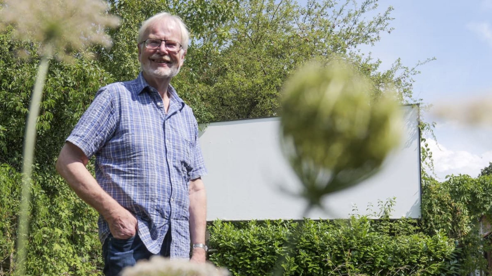 Die Open-Air-Kino-Fläche wartet noch auf den Gärtner, aber Wolfgang Mareczek ist schon bereit: Für die nächste Runde Sommernachts-Kino.Simon Granville