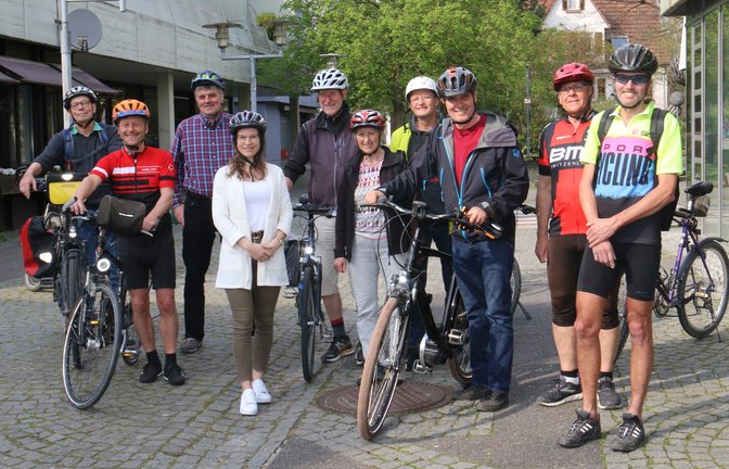Illingens Bürgermeister Armin Pioch (Dritter von rechts) und Leonie Müller (weiße Jacke) von der Verwaltung werben ebenso wie die Radler der Initiative Pro-Rad – darunter Bernd Bruckner (rechts), Susi Rapp und Jürgen Krauth (Dritter von links) – für die Teilnahme am Stadtradeln unter dem Dach der Kommune. Start der Aktion ist am 13. Mai.  <span class='image-autor'>Foto: Rücker</span>