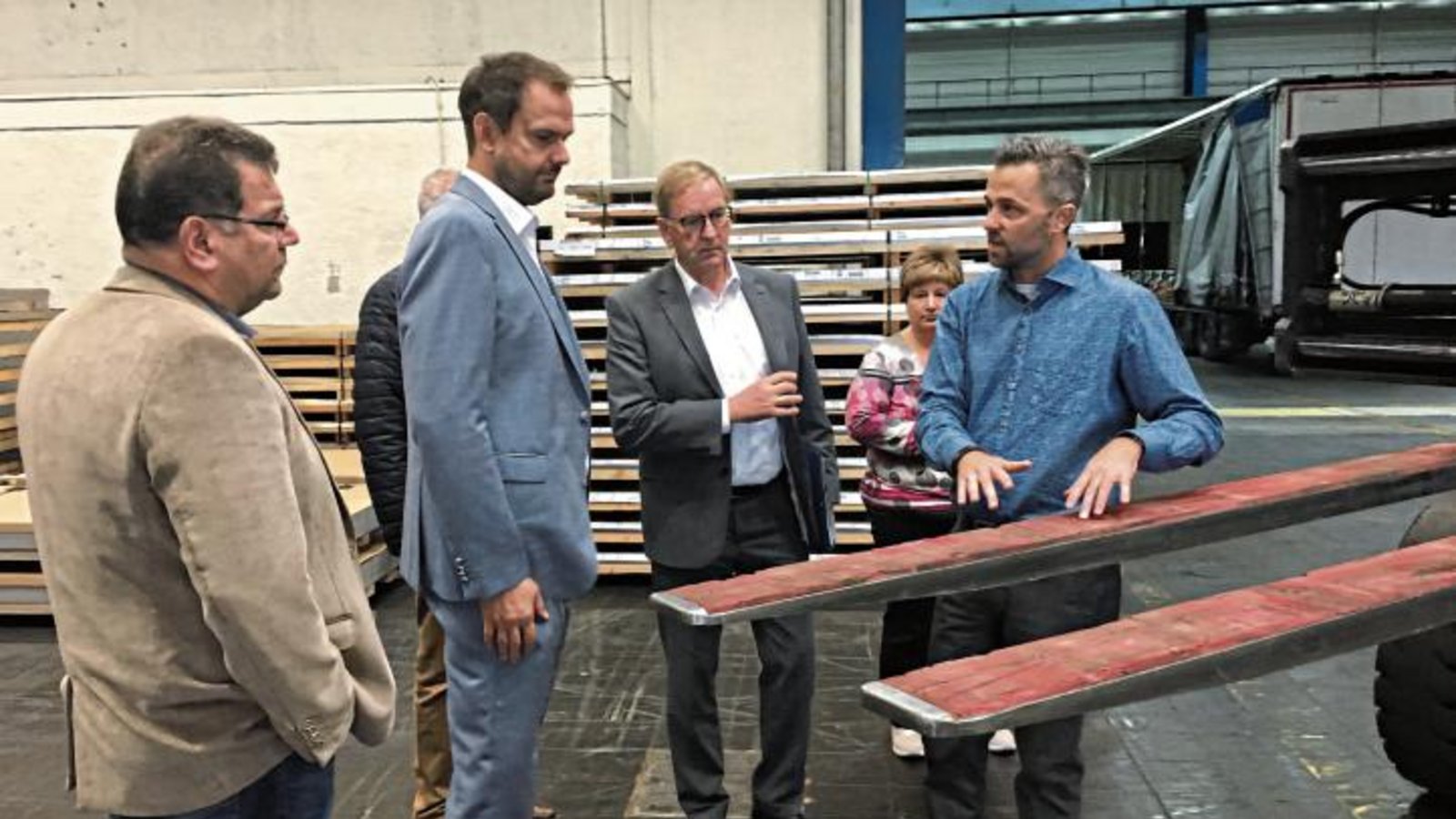 Michael Würz, Bereichsleiter der Firma Winner (rechts) zeigt Ulrich Seibold, Landrat Bastian Rosenau und Jochen Protzer (von links) die Spezialfahrzeuge in seinem Fuhrpark.  Foto: LE