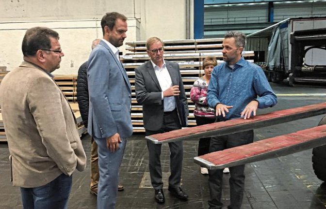Michael Würz, Bereichsleiter der Firma Winner (rechts) zeigt Ulrich Seibold, Landrat Bastian Rosenau und Jochen Protzer (von links) die Spezialfahrzeuge in seinem Fuhrpark.  Foto: LE