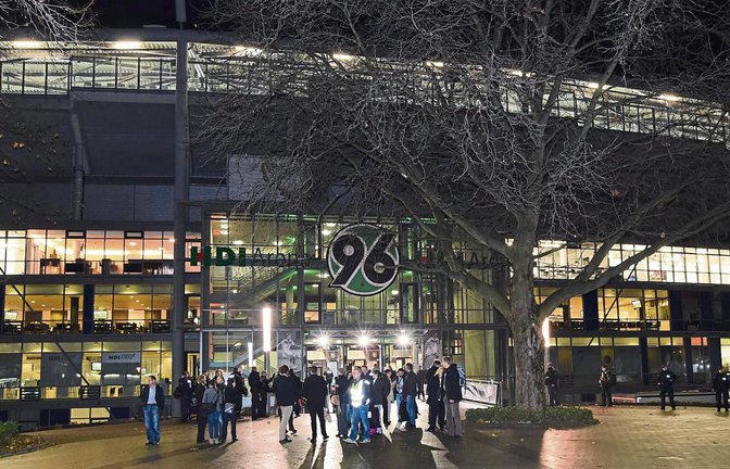 Einsatzkräfte der Polizei räumen nach der Absage des Freundschaft-Länderspiels zwischen Deutschland und den Niederlanden den Haupteingang der HDI-Arena in Hannover.  Foto: ddp