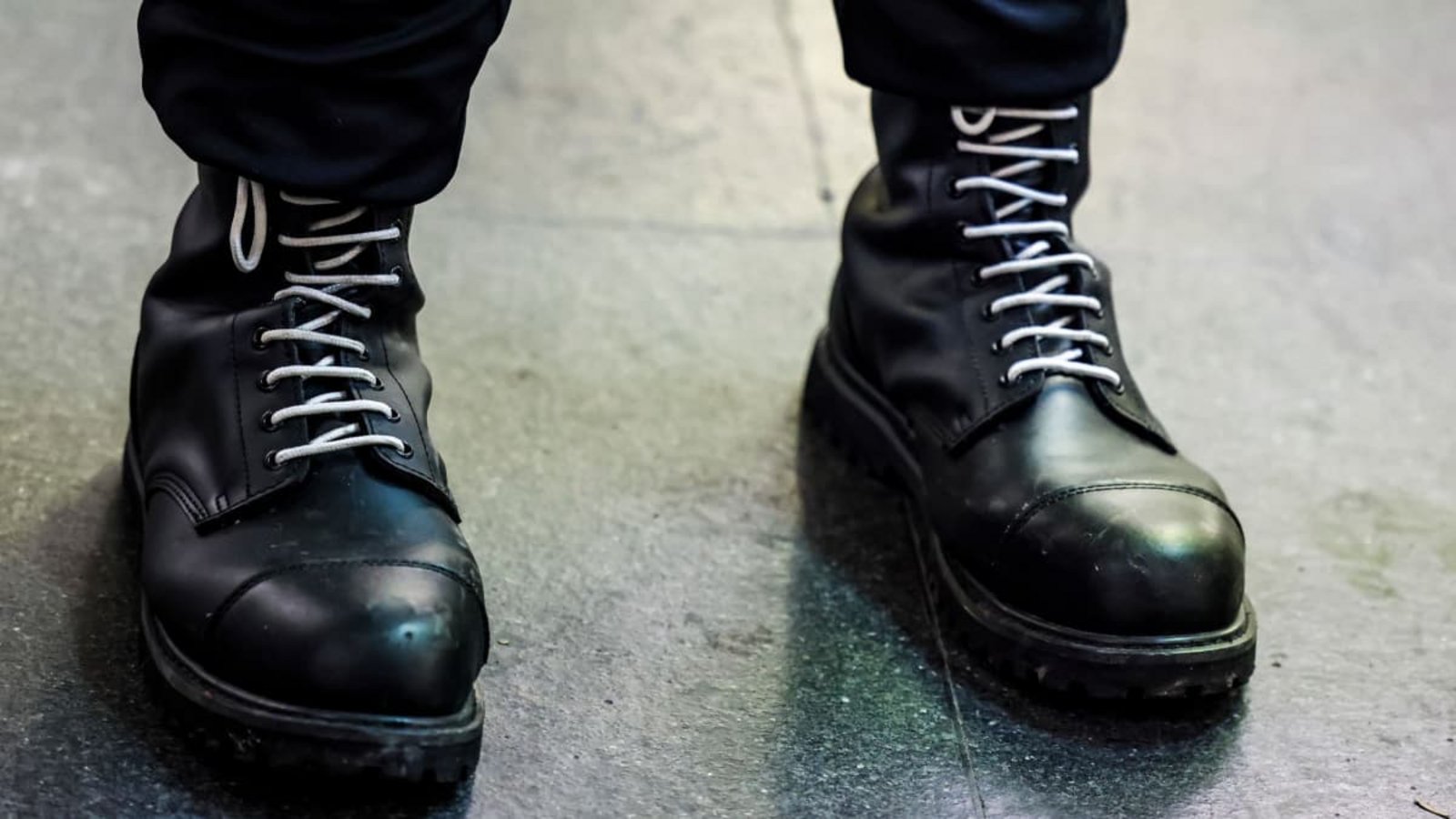 Ein Teilnehmer einer rechtsextremen Kundgebung trägt schwarze Springerstiefel mit weißen Schnürriemen, einem weit verbreitetem Symbol der rechten Szene. Die Zahl rechtsextremer Kampfsport-Gruppierungen in Deutschland steigt (Symbolfoto).Christoph Reichwein/dpa Ein Teilnehmer einer rechtsextremen Kundgebung trägt schwarze Springerstiefel mit weißen Schnürriemen, einem weit verbreitetem Symbol der rechten Szene. Die Zahl rechtsextremer Kampfsport-Gruppierungen in Deutschland steigt (Symbolfoto).Christoph Reichwein/dpa