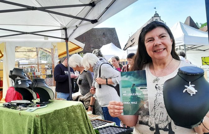 Erika Walz schreibt und ihr Mann Roland fertigt den passenden Schmuck dazu.
