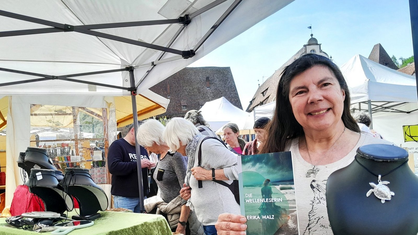 Erika Walz schreibt und ihr Mann Roland fertigt den passenden Schmuck dazu.