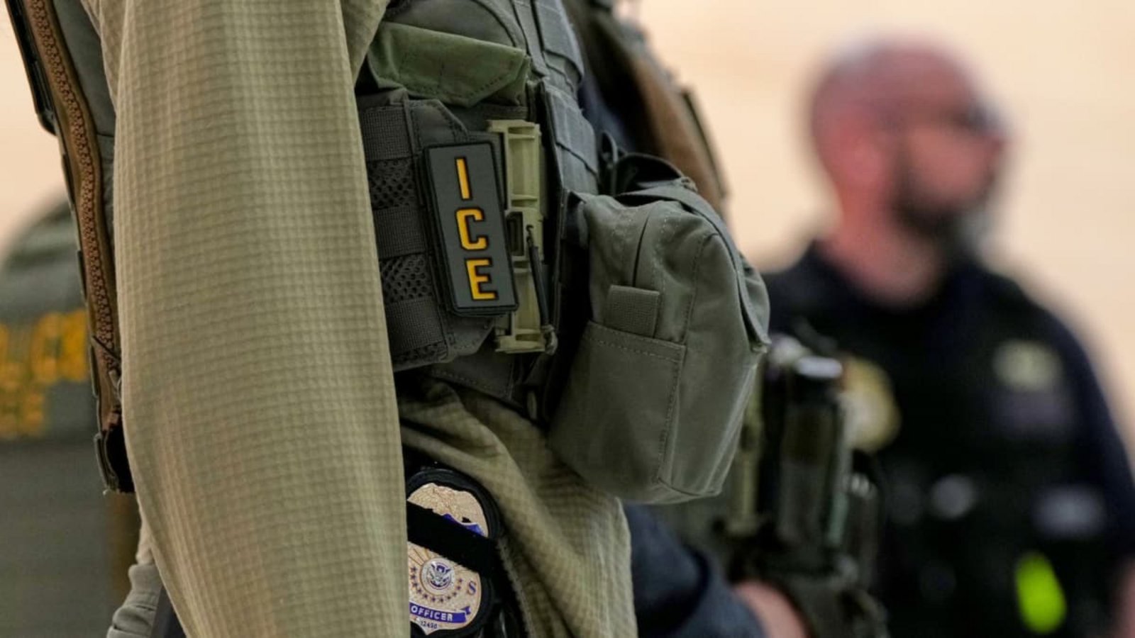 Bundesbeamte der Einwanderungsbehörde sind am Newark Liberty International Airport im Einsatz.Angelina Katsanis/AP/dpa Bundesbeamte der Einwanderungsbehörde sind am Newark Liberty International Airport im Einsatz.Angelina Katsanis/AP/dpa