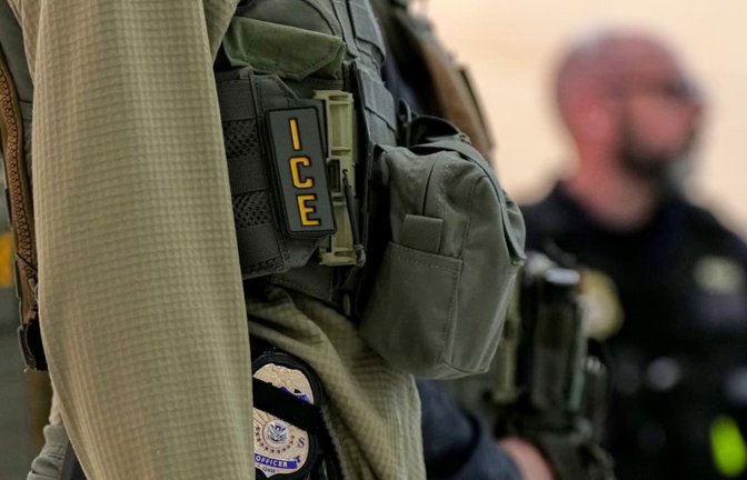 Bundesbeamte der Einwanderungsbehörde sind am Newark Liberty International Airport im Einsatz.<span class='image-autor'>Angelina Katsanis/AP/dpa</span>