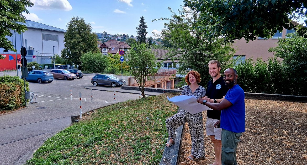 Schlossbergschule Vaihingen, Rektor Jürgen Joos (Mitte), Konrektorin Ivonne Mußgnug und Konrektor Brani Gebre schauen sich an, wo die Container auf dem derzeitigen Lehrerparklplatz aufgestellt werden. Raumnot Unterricht Ganztagsbetrieb. Foto: Kauer