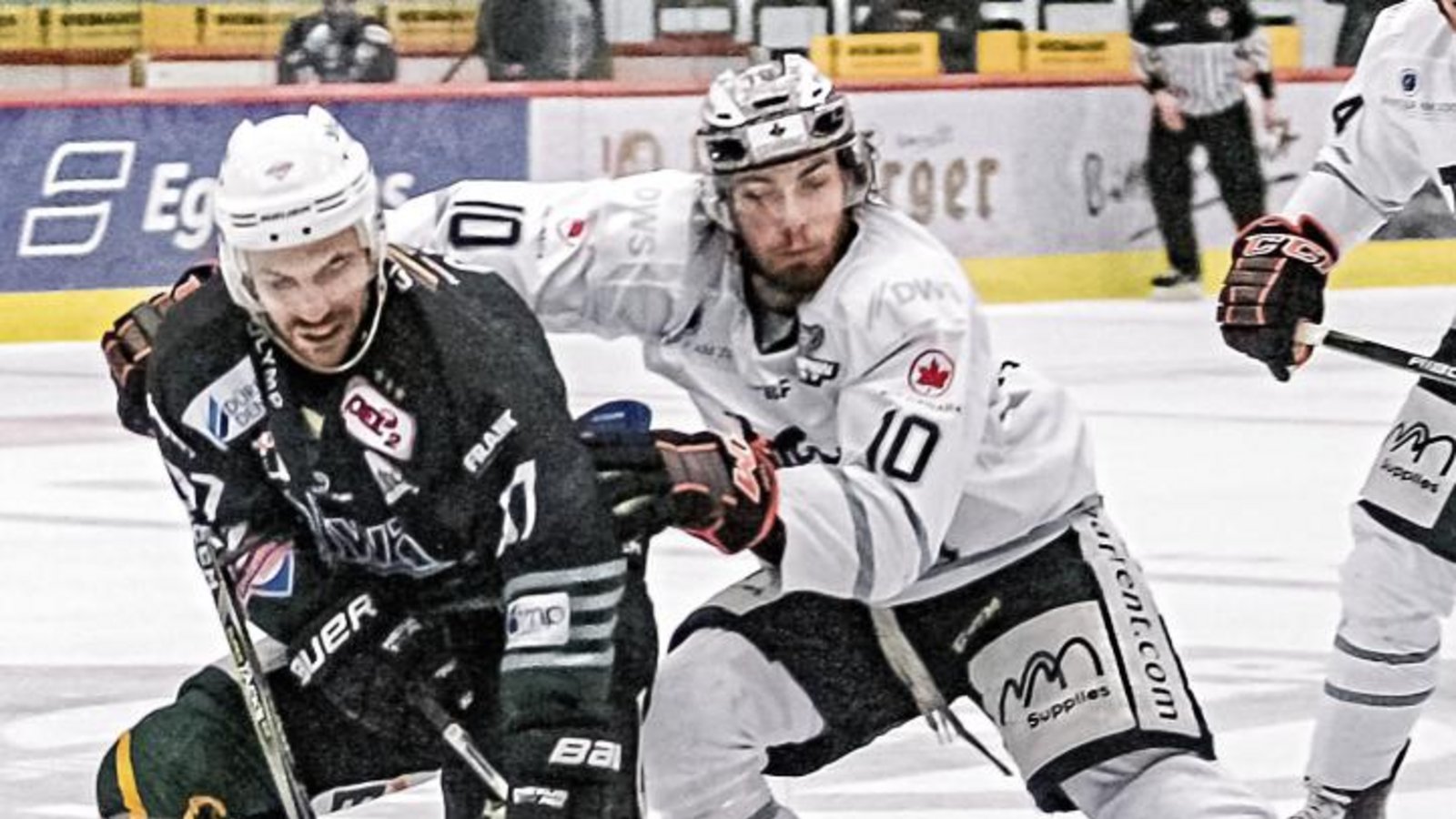 Frederik Cabana (links) kämpft mit Eric Stephan um den Puck. Am Osterwochenende hatten die Steelers in beiden Spielen gegen die Löwen das Nachsehen. Foto: Simecek Frederik Cabana (links) kämpft mit Eric Stephan um den Puck. Am Osterwochenende hatten die Steelers in beiden Spielen gegen die Löwen das Nachsehen. Foto: Simecek