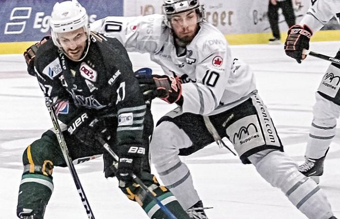 Frederik Cabana (links) kämpft mit Eric Stephan um den Puck. Am Osterwochenende hatten die Steelers in beiden Spielen gegen die Löwen das Nachsehen. Foto: Simecek