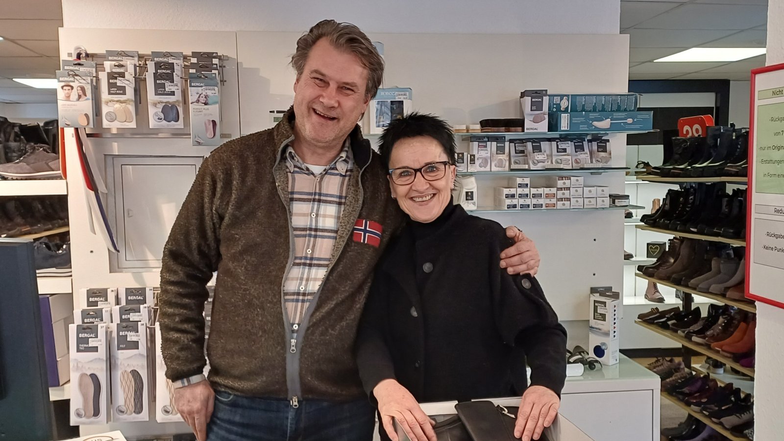 Ladeninhaber Stephan Kalmbach mit der stellvertretenden Filialleiterin Simone Herb.