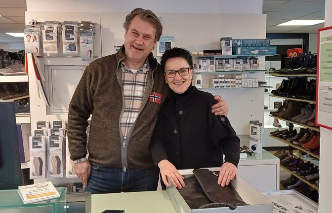 Ladeninhaber Stephan Kalmbach mit der stellvertretenden Filialleiterin Simone Herb.