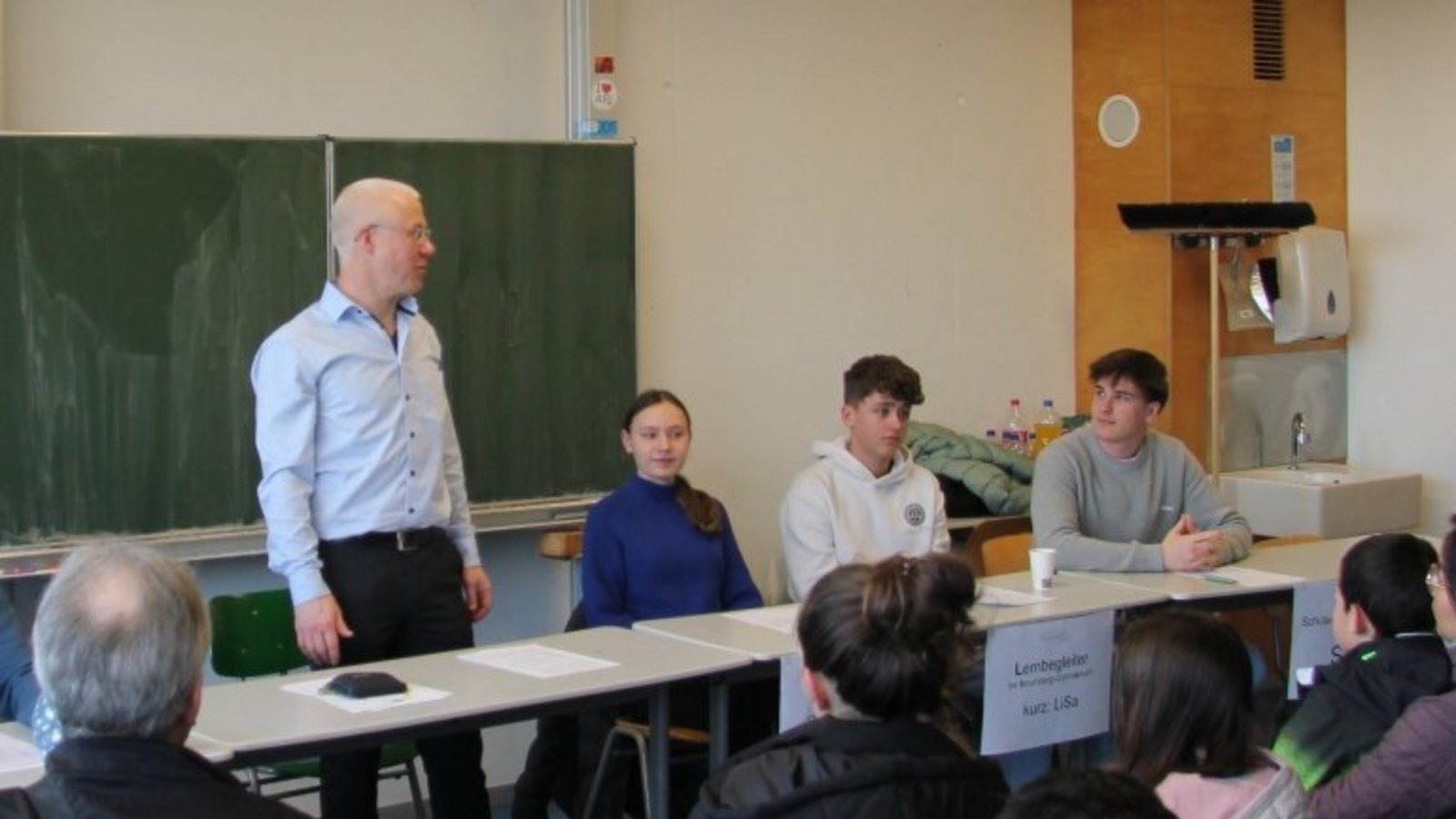 Streitschlichter, Lisa-Lernbegleitung und SMV zeigen, wie das schulische Miteinander funktioniert, stehend Moderator Roland Wirth. Streitschlichter, Lisa-Lernbegleitung und SMV zeigen, wie das schulische Miteinander funktioniert, stehend Moderator Roland Wirth.