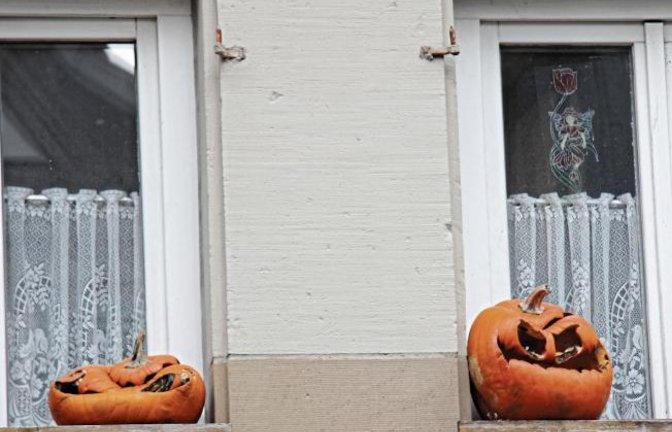 Mehr als eine Woche nach Halloween werden geschnitzte Kürbisfratzen erst so richtig gruselig. So wie hier in der Vaihinger Mühlstraße.  Foto: Banholzer