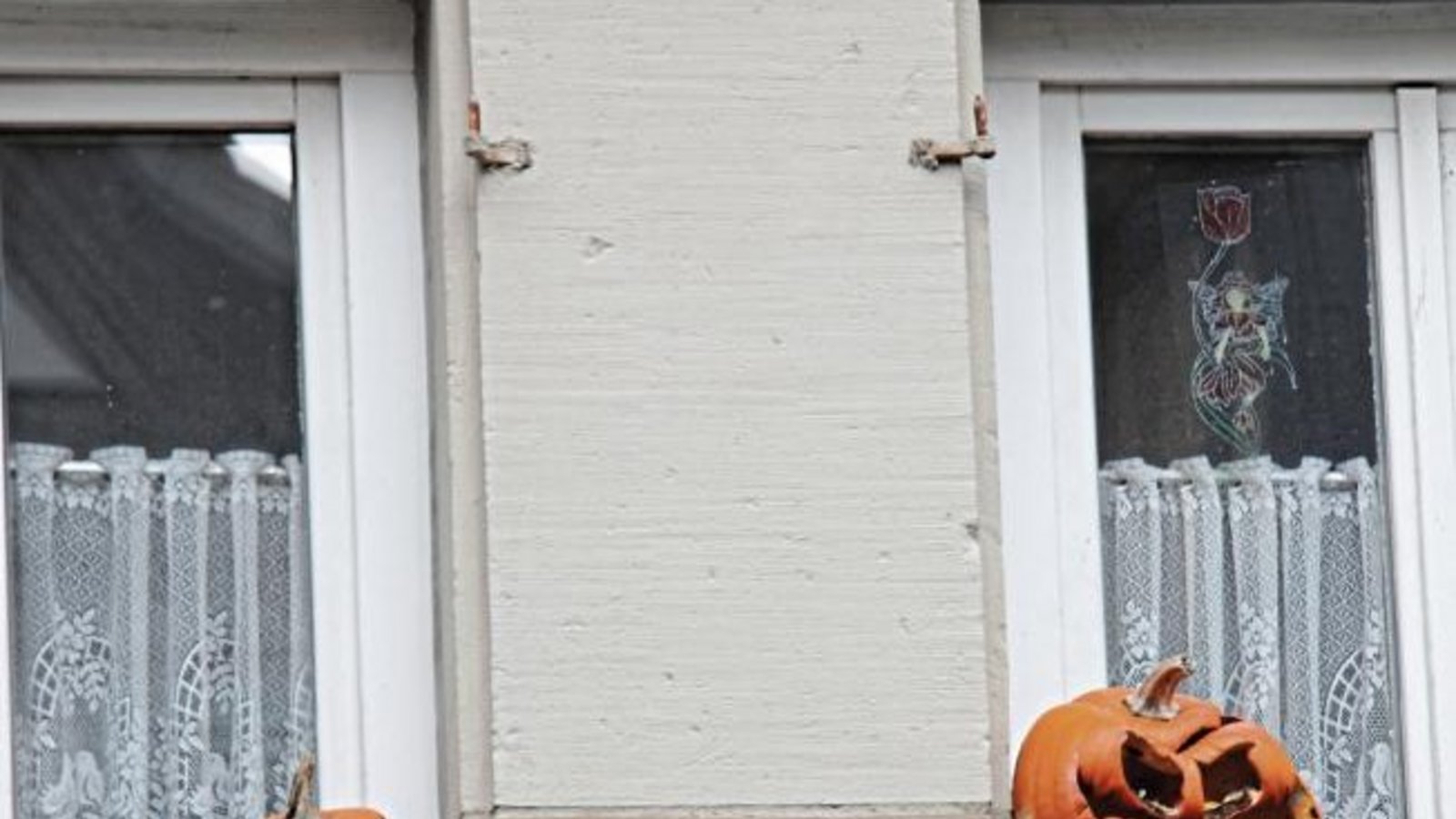 Mehr als eine Woche nach Halloween werden geschnitzte Kürbisfratzen erst so richtig gruselig. So wie hier in der Vaihinger Mühlstraße. Foto: Banholzer Mehr als eine Woche nach Halloween werden geschnitzte Kürbisfratzen erst so richtig gruselig. So wie hier in der Vaihinger Mühlstraße. Foto: Banholzer