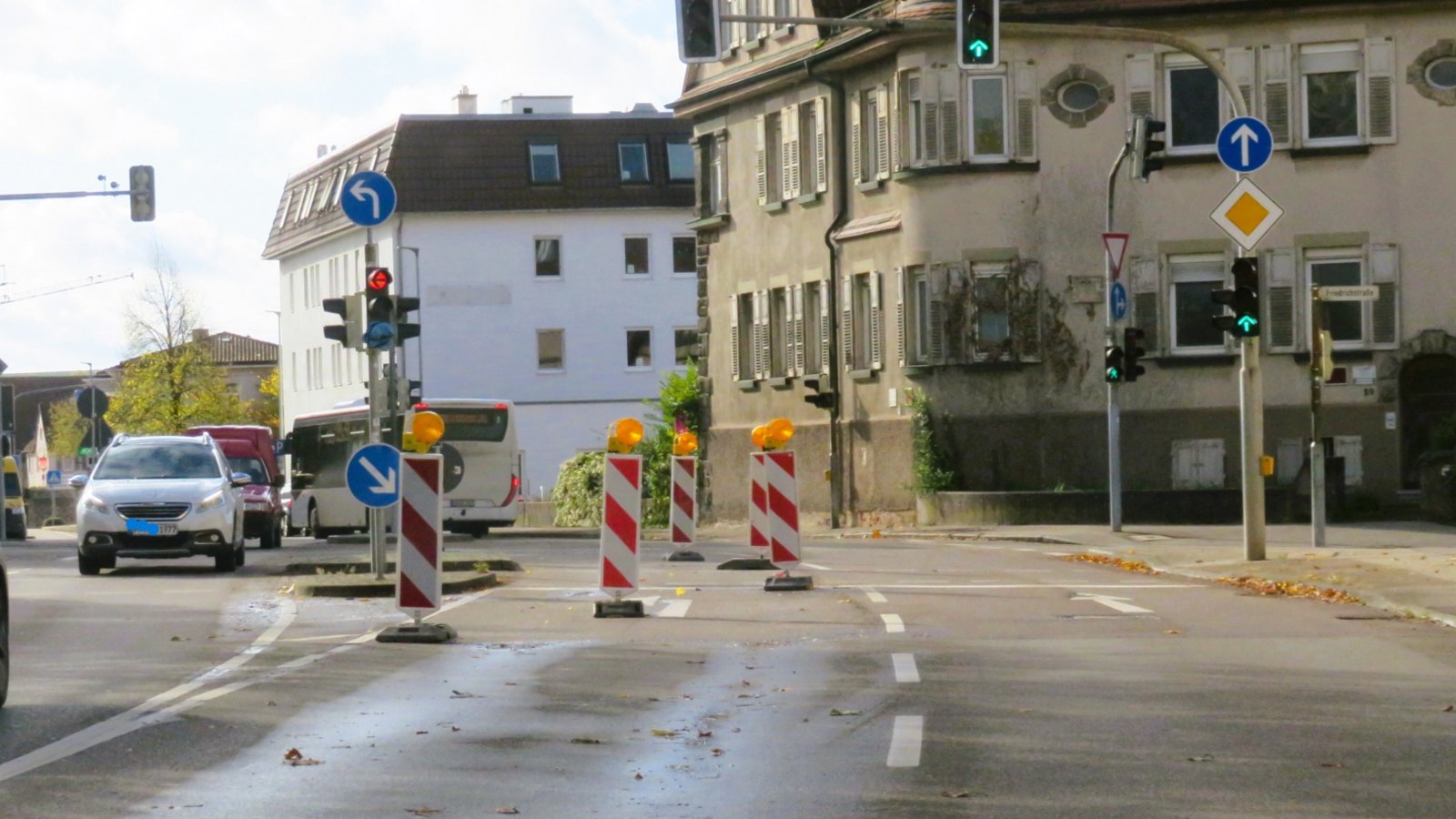 Die Vaihinger Franckstraße ist bei der alten Post geradeaus wieder offen. Das heißt: Eine Umleitung durch die Grabenstraße entfällt. Die Kanalbauarbeiten ziehen sich jetzt allerdings in die Hans-Krieg-Straße.  Foto: Arning