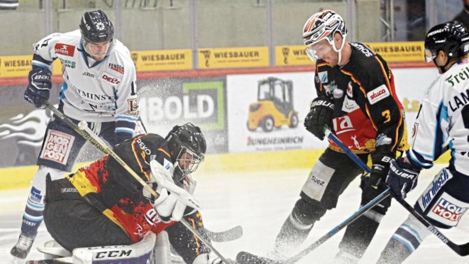 Torwart Stephon Williams (links vorne) und Max Prommersberger gewannen in den schwarz-rot-goldenen Trikots das Heimspiel gegen die Dresdner Eislöwen mit 4:1. Foto: Baumann