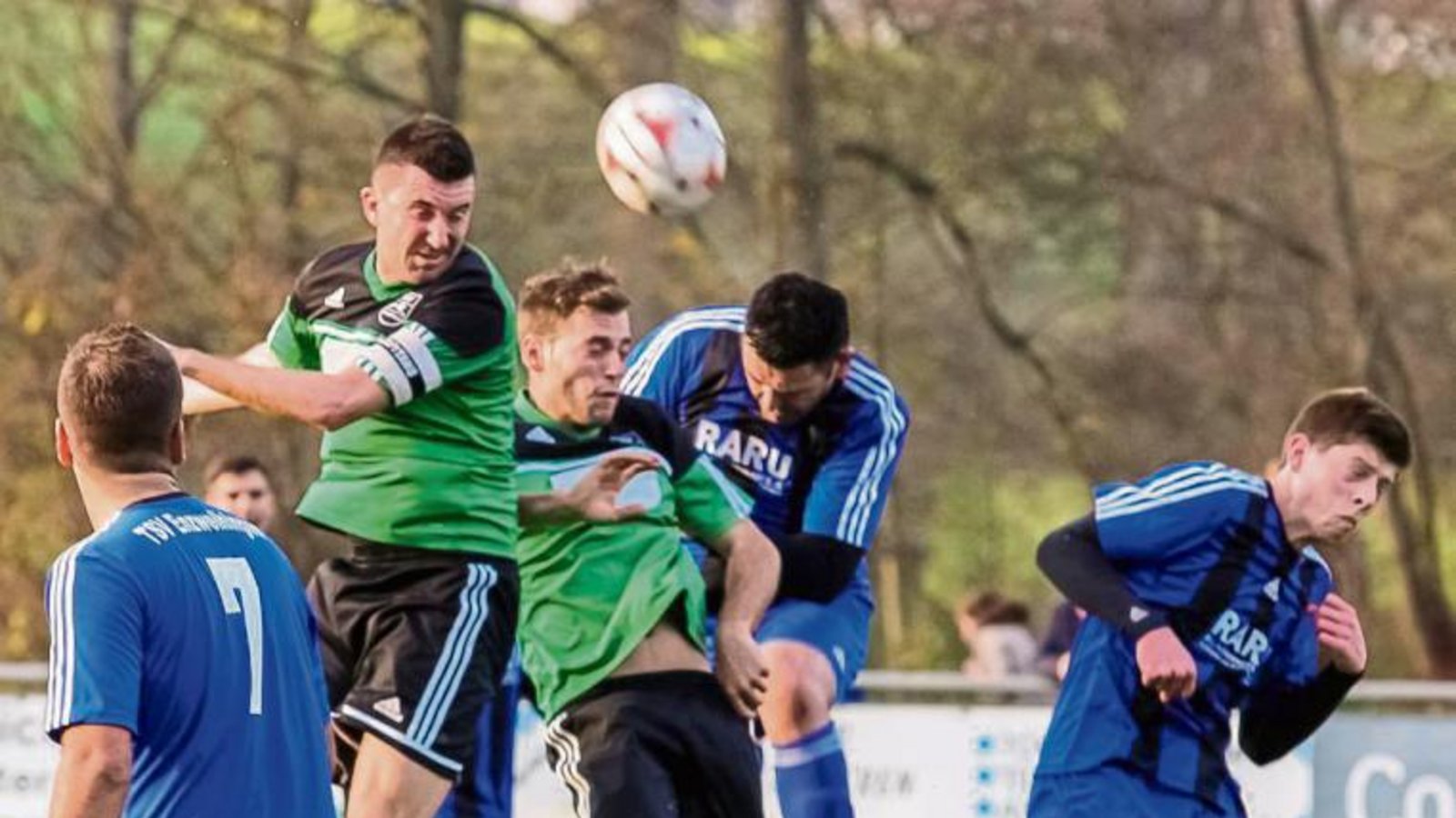 Marc Hahn und Michael Engelhardt (beide TSV Kleinglattbach) liefern sich mit dem Enzweihinger Petrit Elezaj (von links) einen Kopfball -Dreikampf nach einer Kleinglattbacher Ecke. Foto: Simecek