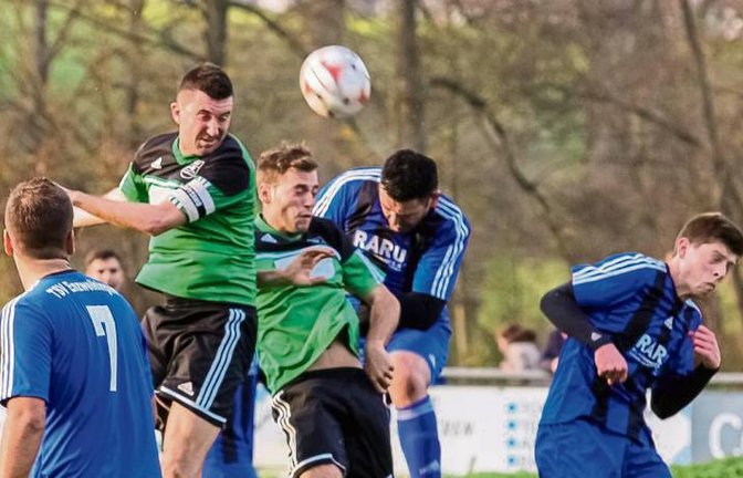 Marc Hahn und Michael Engelhardt (beide TSV Kleinglattbach) liefern sich mit dem Enzweihinger Petrit Elezaj (von links) einen Kopfball -Dreikampf nach einer Kleinglattbacher Ecke. Foto: Simecek